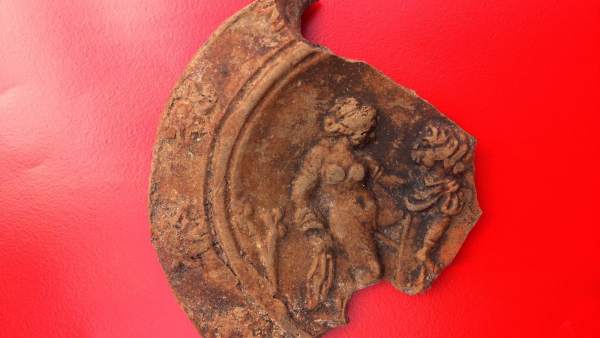 Troben una llucana amb una escena eròtica entre una dona i un herma en les excavacions de l'Alcúdia Troben una llucana amb una escena eròtica entre una dona i un herma en les excavacions de l'Alcúdia