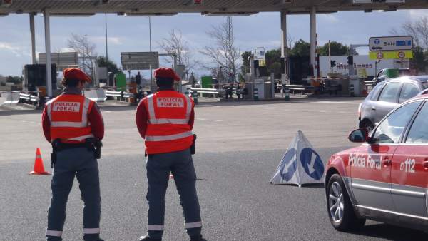 Agentes De La Policía Foral De Servicio En La A-15. Agentes De La Policía Foral De Servicio En La A-15.