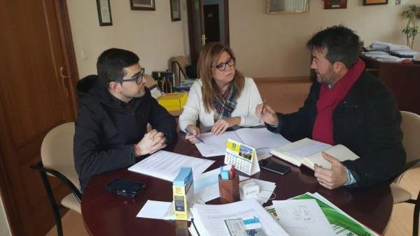 Pilar Salazar en la reunión con el alcalde de Huesa (d), Ángel Padilla. Pilar Salazar en la reunión con el alcalde de Huesa (d), Ángel Padilla.