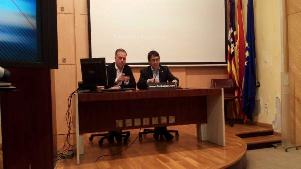 El conseller Iago Negueruela y el director general Llorenç Pou El conseller Iago Negueruela y el director general Llorenç Pou