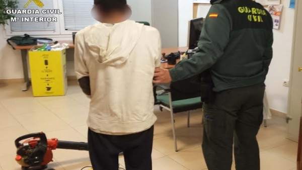 Uno de los detenidos con herramientas sustraidas Uno de los detenidos con herramientas sustraidas