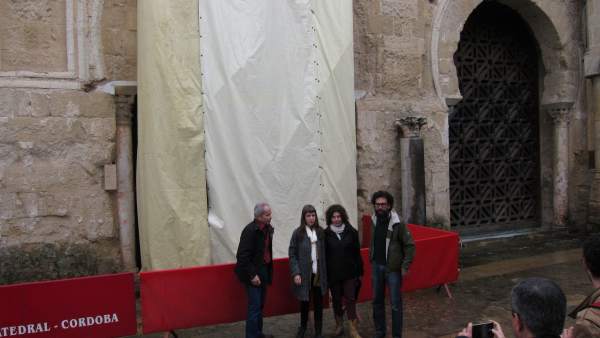 Representantes de Podemos y Ganemos ante la puerta en obras de Mezquita-Catedral Representantes de Podemos y Ganemos ante la puerta en obras de Mezquita-Catedral