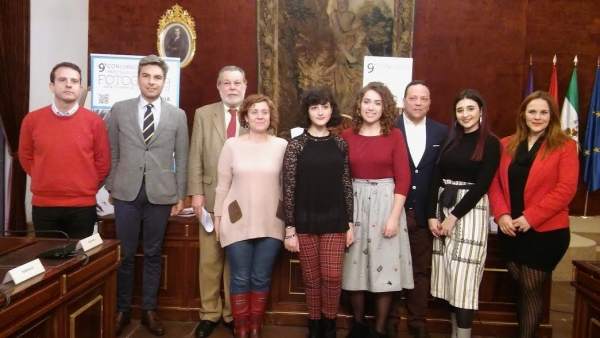 Barbero (izda.), junto a otras autoridades y las premiadas Barbero (izda.), junto a otras autoridades y las premiadas