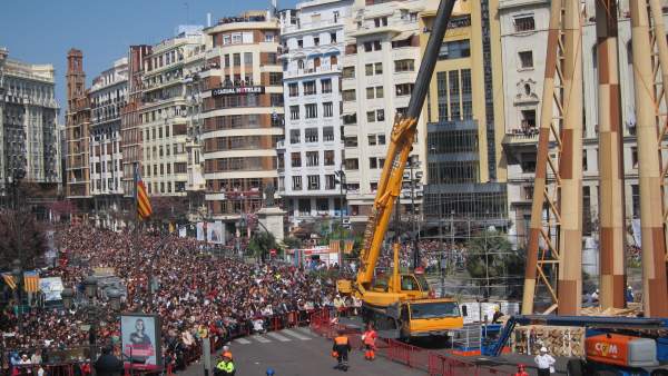 Público asistente a la 'mascletà' de este martes a cargo de Vulcano Público asistente a la 'mascletà' de este martes a cargo de Vulcano