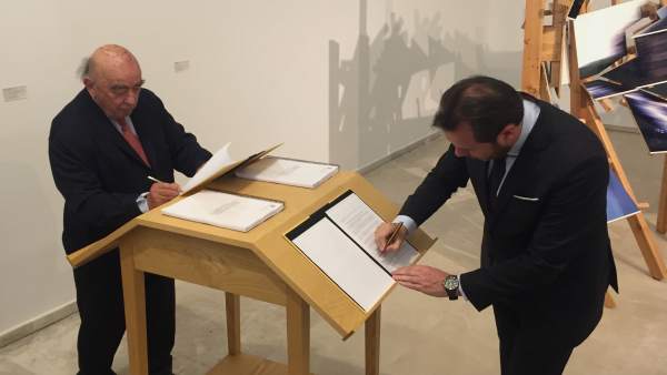 El presidente de la Colección, José Lladó, y Óscar Puente firman el convenio El presidente de la Colección, José Lladó, y Óscar Puente firman el convenio
