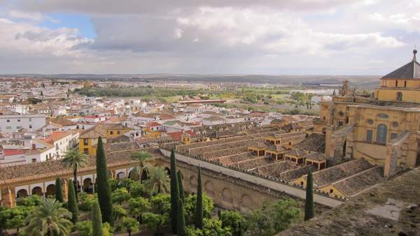 Vista del Patio de los Naranjos y de la Mezquita-Catedral desde su torre Vista del Patio de los Naranjos y de la Mezquita-Catedral desde su torre