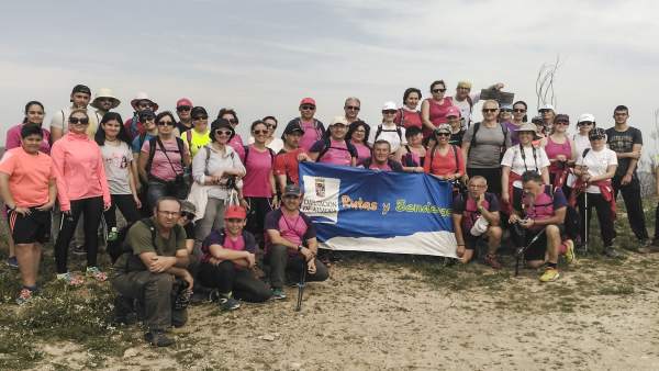 Unos 50 senderistas han participado en la última salida de Rutas y Senderos. Unos 50 senderistas han participado en la última salida de Rutas y Senderos.