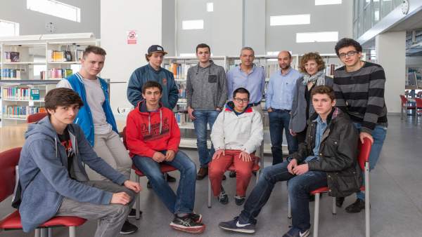 Estudiantes y profesores posan en la Biblioteca del campus de Tudela de la UPNA. Estudiantes y profesores posan en la Biblioteca del campus de Tudela de la UPNA.