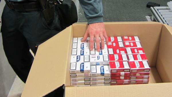 Incautan 199 cajetillas de tabaco ocultas en una maleta Incautan 199 cajetillas de tabaco ocultas en una maleta