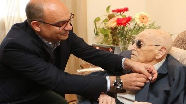 El rector Manuel Palomar entregando la insignia de la UA a Bernat Capó El rector Manuel Palomar entregando la insignia de la UA a Bernat Capó