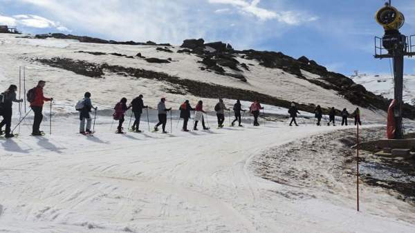 Los participantes en la actividad han practicado raquetas de nieve y esquí. Los participantes en la actividad han practicado raquetas de nieve y esquí.