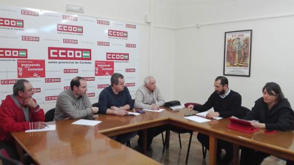 Pérez y Cortés (dcha.) con el comité de Deoleo en Alcolea Pérez y Cortés (dcha.) con el comité de Deoleo en Alcolea