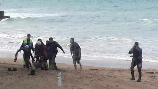 Rescate de un cadáver en la playa, en Santander Rescate de un cadáver en la playa, en Santander