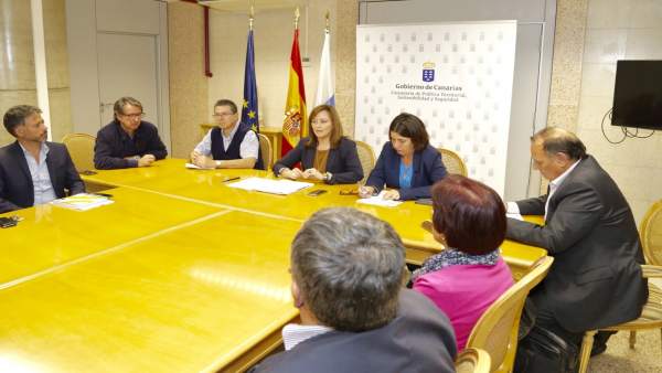 Reunión entre la consejera y los cabildos Reunión entre la consejera y los cabildos
