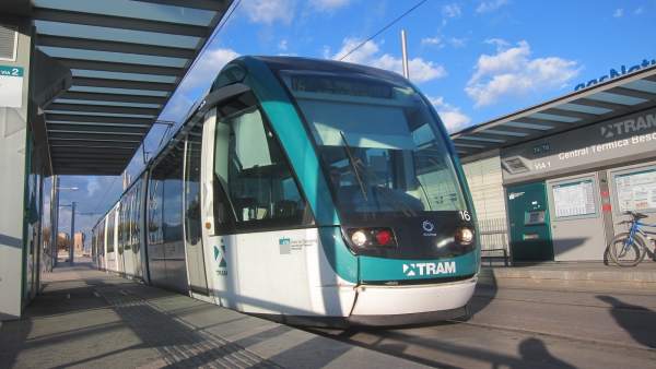 Tranvía del Trambesòs. Barcelona. Sant Adrià de Besòs Tranvía del Trambesòs. Barcelona. Sant Adrià de Besòs
