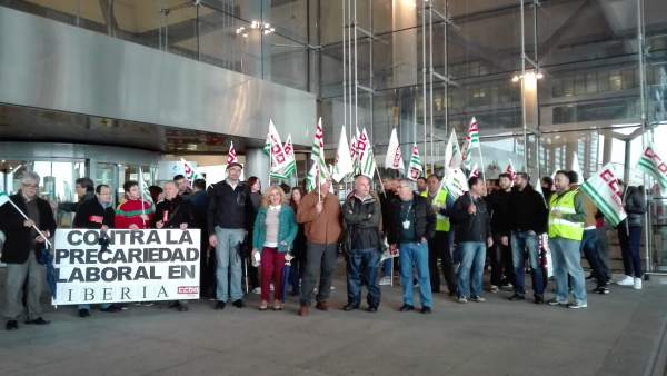 CCOO se concentra por trabajadores eventurales CCOO se concentra por trabajadores eventurales