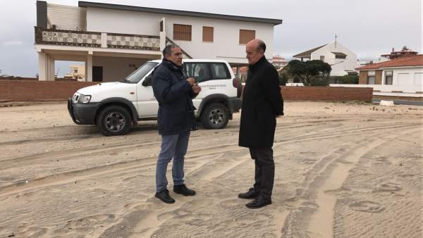 El alcalde de Lepe, Juan Manuel González, visita la playa de La Antilla. El alcalde de Lepe, Juan Manuel González, visita la playa de La Antilla.