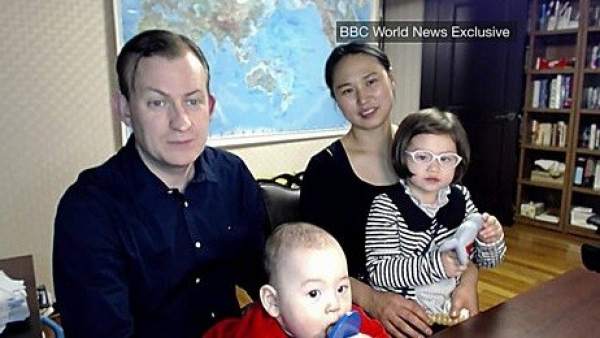 La BBC vuelve a entrevistar al profesor que fue interrumpido por sus hijos durante una conexión en directo La BBC vuelve a entrevistar al profesor que fue interrumpido por sus hijos durante una conexión en directo