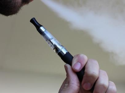 Cigarrillo electrónico, vapeador, vapeando, e-cigar