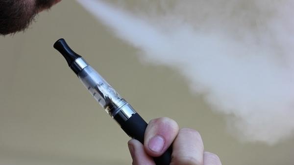 Cigarrillo electrónico, vapeador, vapeando, e-cigar Cigarrillo electrónico, vapeador, vapeando, e-cigar
