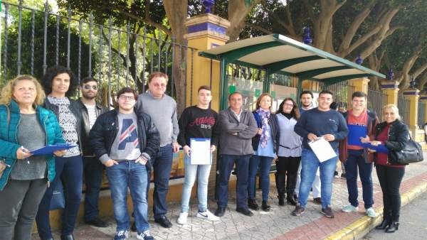 Los estudiantes alcalareños, los principales afectados según el PP. Los estudiantes alcalareños, los principales afectados según el PP.