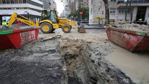 Máquina excavadora trabajando en Madrid Máquina excavadora trabajando en Madrid