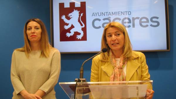 La alcaldesa de Cáceres, Elena Nevado, y la concejala de Economía La alcaldesa de Cáceres, Elena Nevado, y la concejala de Economía