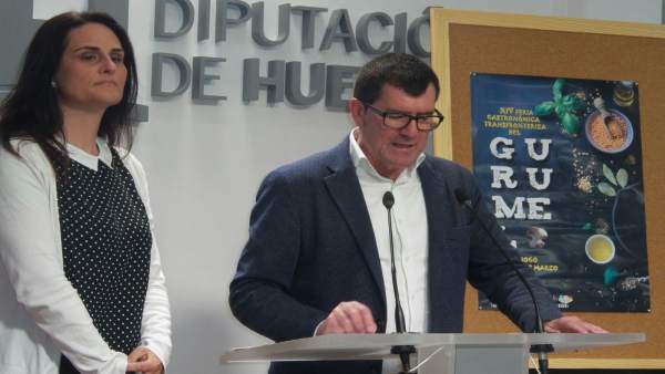 El diputado Antonio Beltrán, junto a la alcaldesa de Paymogo. El diputado Antonio Beltrán, junto a la alcaldesa de Paymogo.