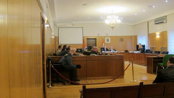 Los acusados y sus letrados en la Audiencia de Valladolid. Los acusados y sus letrados en la Audiencia de Valladolid.