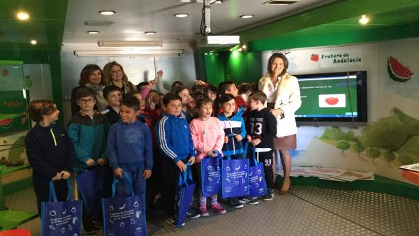 Cobo (d), visita junto a escolares el Frutibús. Cobo (d), visita junto a escolares el Frutibús.