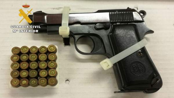 Pistola real del calibre 9 mm. Pistola real del calibre 9 mm.