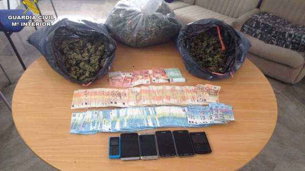 Droga y dinero intervenido en una operación de la Guardia Civil en Pinos Puente Droga y dinero intervenido en una operación de la Guardia Civil en Pinos Puente