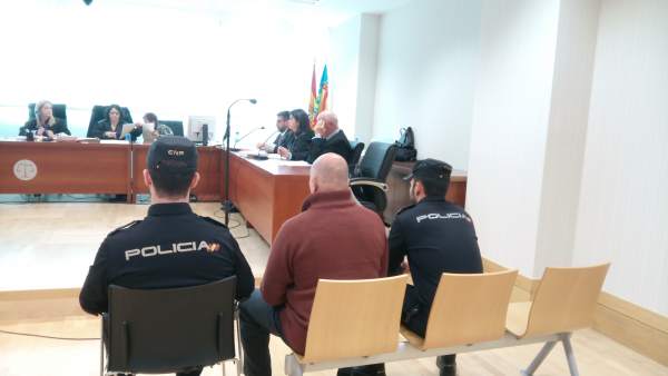 Condemnen un veterinari a 10 anys de presó per matar la seua dona després de drogar-la en la seua clínica de Benijòfar Condemnen un veterinari a 10 anys de presó per matar la seua dona després de drogar-la en la seua clínica de Benijòfar