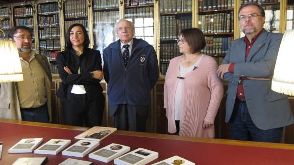 Carmelo Lisón ha entregado hoy una copia de su archivo a la DPZ Carmelo Lisón ha entregado hoy una copia de su archivo a la DPZ
