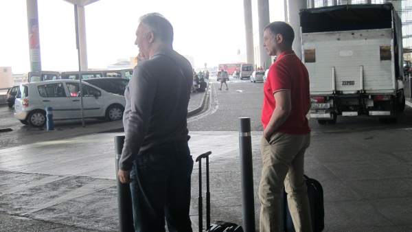 Dos turistas aeropuerto de Málaga viajeros maletas turismo coches Dos turistas aeropuerto de Málaga viajeros maletas turismo coches