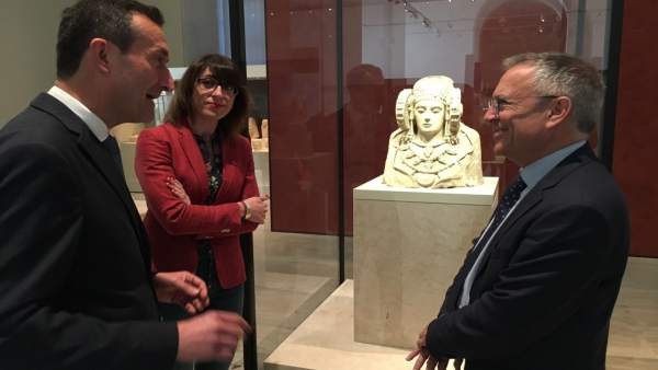Carlos González (izq), junto a Patrícia Macià, habla ante el busto Carlos González (izq), junto a Patrícia Macià, habla ante el busto