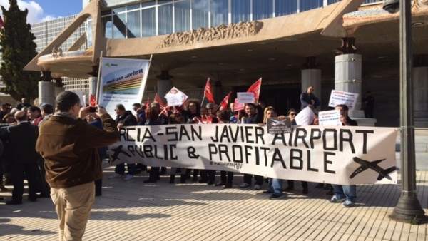 Imagen de la concentración en la puerta de la Asamblea Regional Imagen de la concentración en la puerta de la Asamblea Regional