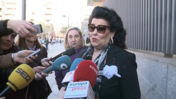Llibertat provisional per a l'exdirectora de l'IVAM i el seu fill que tenen dos dies per a entregar els passaports Llibertat provisional per a l'exdirectora de l'IVAM i el seu fill que tenen dos dies per a entregar els passaports