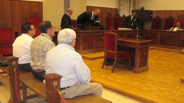 Juicio a Miguel Martínez Múrez, sentado al final del banco Juicio a Miguel Martínez Múrez, sentado al final del banco