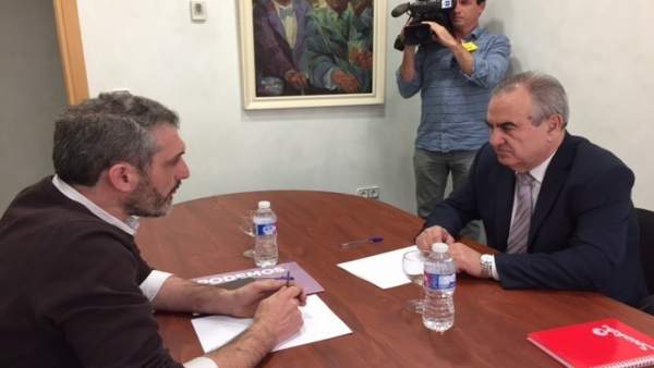 Imagen de la reunión entre González Tovar y Urralburu Imagen de la reunión entre González Tovar y Urralburu
