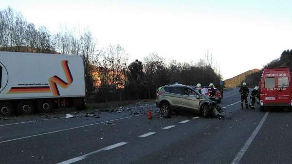 Choque frontal entre un turismo y un camión en Arre Choque frontal entre un turismo y un camión en Arre