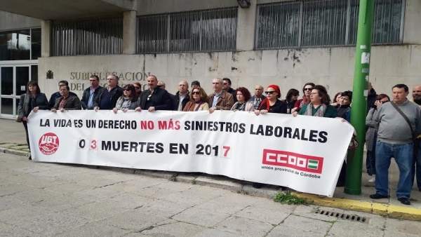 Sindicatos concentrados frente a la Subdelegación del Gobierno Sindicatos concentrados frente a la Subdelegación del Gobierno
