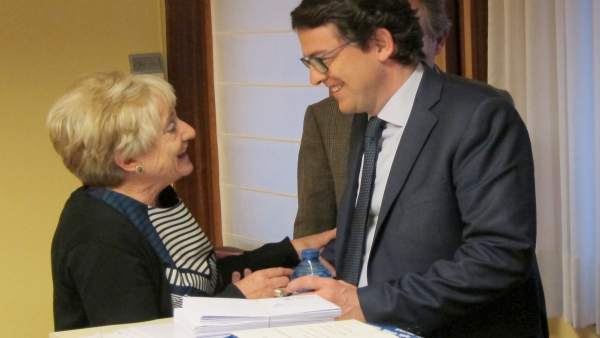 Valladolid. Fernández Mañueco saluda a una militante del PP de Valladolid Valladolid. Fernández Mañueco saluda a una militante del PP de Valladolid