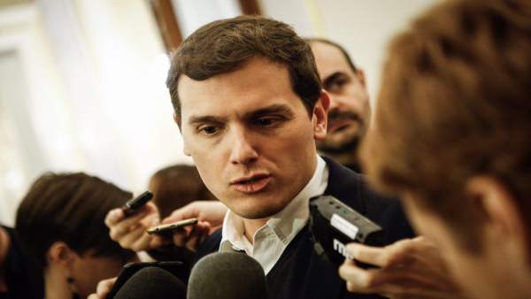 Albert Rivera atiende a los medios en los pasillos del Congreso Albert Rivera atiende a los medios en los pasillos del Congreso