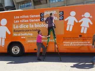 Autobús de Hazte Oír con el mensaje del pene