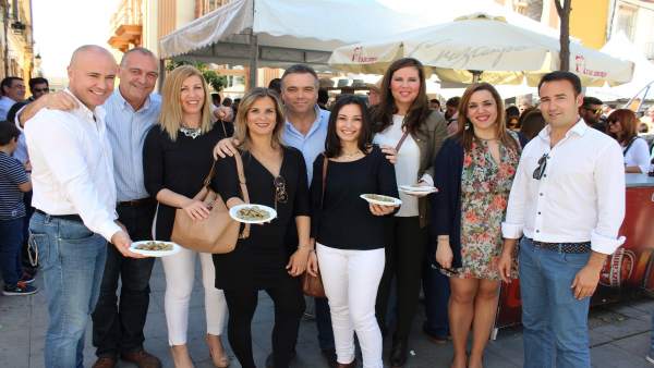 Concejales de La Palma del Condado en la Muestra de las habas con poleo. Concejales de La Palma del Condado en la Muestra de las habas con poleo.