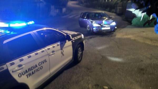 U vehículo se fuga de un control y choca contra un muro en Salceda. U vehículo se fuga de un control y choca contra un muro en Salceda.
