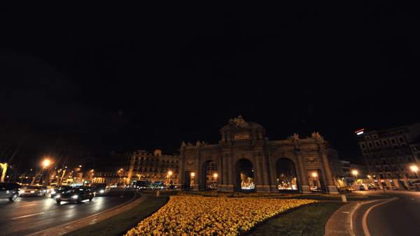 La Puerta de Alcalá apaga la luz en 'La hora del Planeta' La Puerta de Alcalá apaga la luz en 'La hora del Planeta'