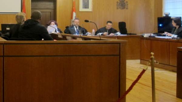 El acusado, de espaldas, durante el juicio en la Audiencia. El acusado, de espaldas, durante el juicio en la Audiencia.
