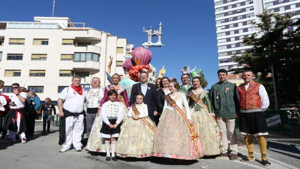 El 'president' ha visitado las fallas de Benicarló El 'president' ha visitado las fallas de Benicarló